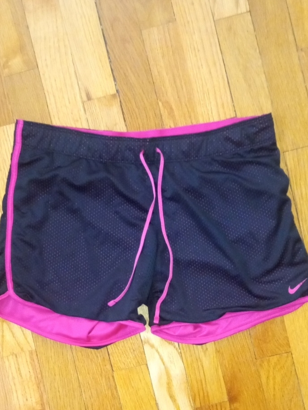 women med NIKE mesh shorts black/pink
